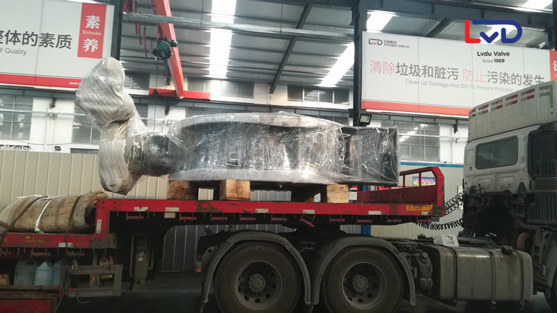 <裝車實(shí)拍>2米4電動(dòng)硬密封法蘭蝶閥發(fā)往福建漳州 <裝車實(shí)拍>2米4電動(dòng)硬密封法蘭蝶閥發(fā)往福建漳州