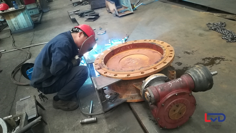 鋁都閥門DN600法蘭蝶閥站腳、起吊環(huán)焊接加工現(xiàn)場(chǎng)