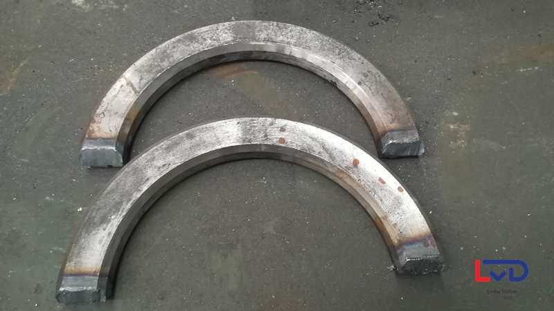 鋁都閥門DN600法蘭蝶閥站腳、起吊環(huán)焊接加工現(xiàn)場(chǎng)